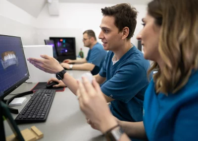 Stomatolozi pregledaju digitalni snimak zuba na računaru u ordinaciji u Nišu