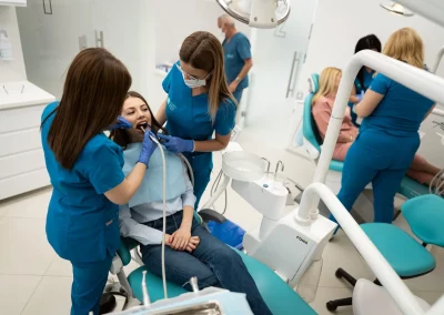 Stomatolog vrši pregled pacijenta u stomatološkoj stolici u ordinaciji u Nišu