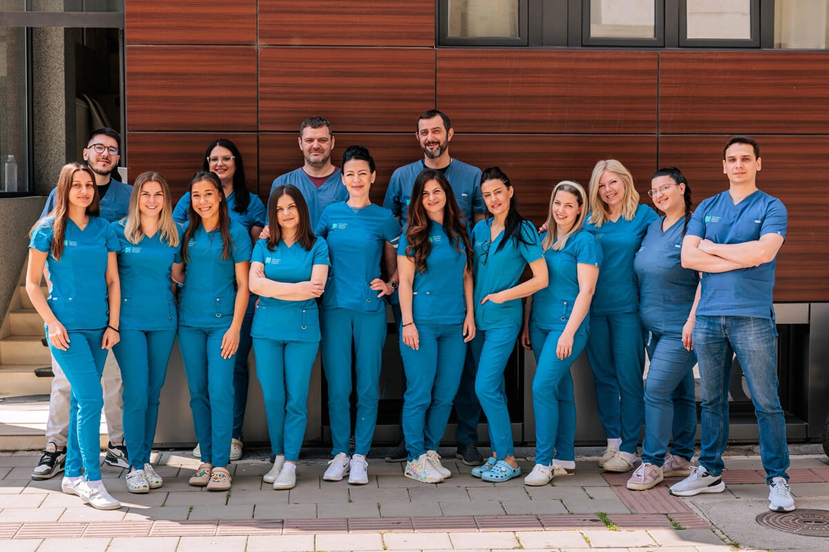 Stomatološki tim ordinacije Branko Dental Tehno ispred ordinacije u Nišu